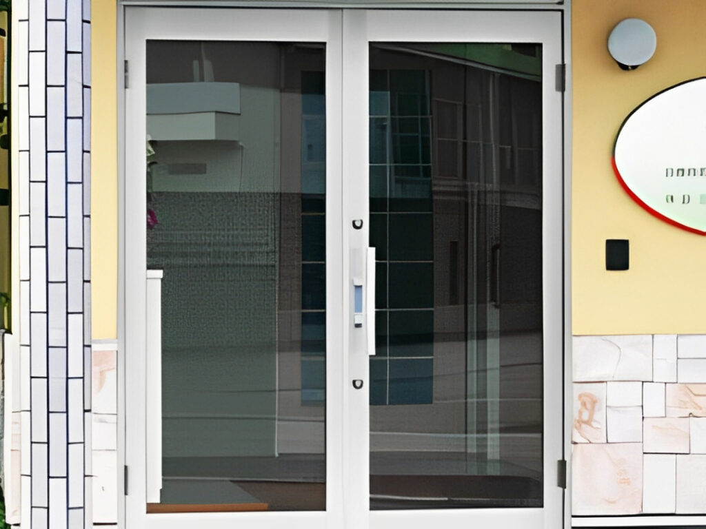 7TDは木造店舗や住居併用事務所など、幅広い用途に対応した、明るく開放感にあふれた汎用ドアです。
カラーやハンドル形状、カギの仕様など、様々なご要望に応えられる豊富なラインナップが特徴で、取っ手の形やガラスの断熱仕様など、業態や状況にあわせた内容にカスタムすることができます。