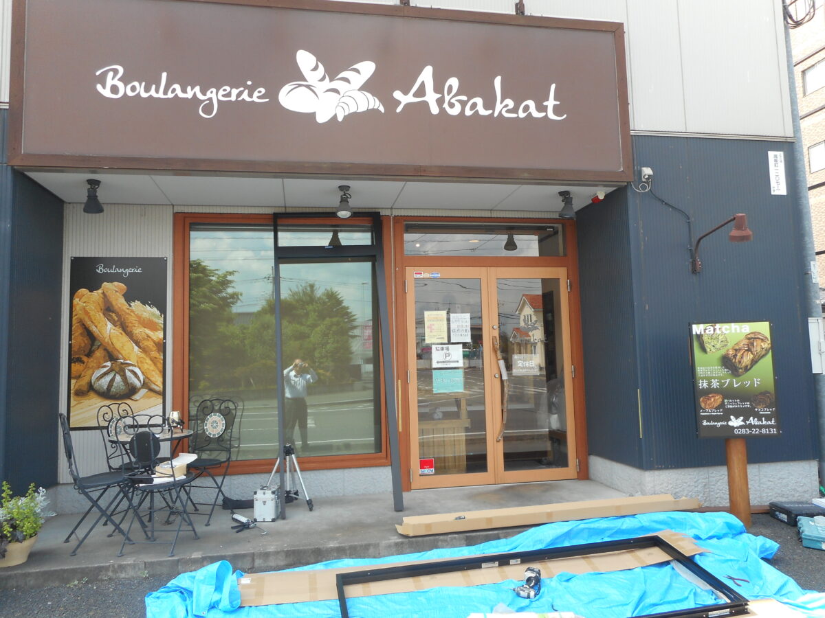 店舗の入口に風除室を設置