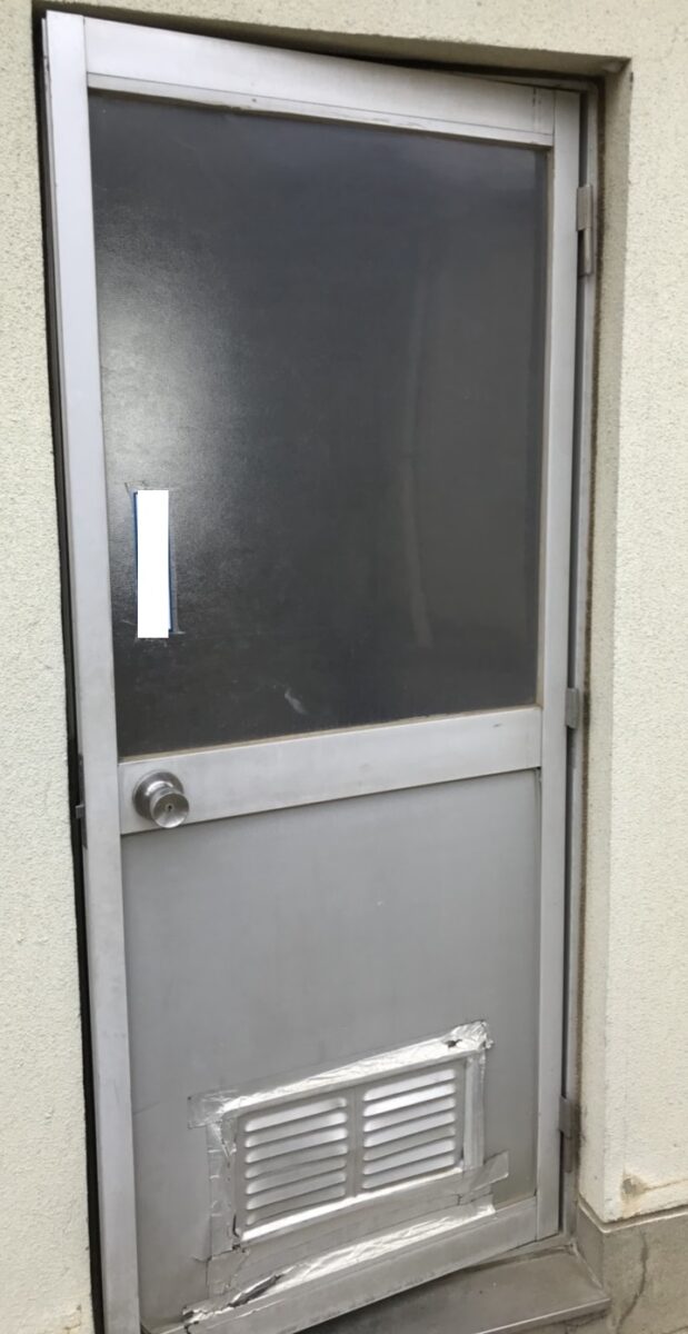学校のトイレドアを交換して生徒も教師も使いやすく