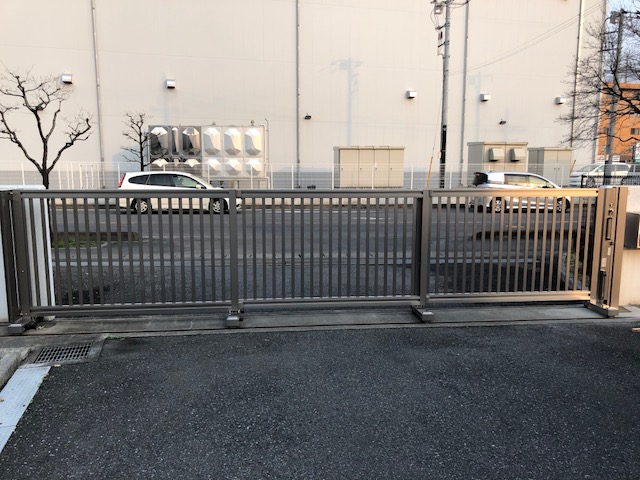 工場出入口の門扉を新しく交換!