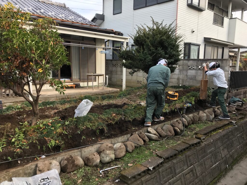 古いフェンスを解体します。
