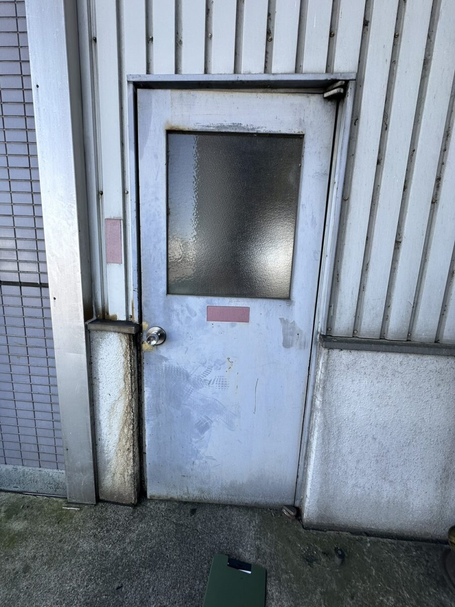 老朽化した工場のスチールドアを一新。安全で快適な作業環境へ