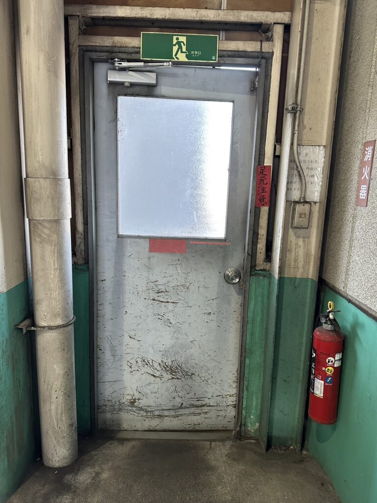 室内側から見たスチールドア。何度も出入りしているうちに、傷が増えてしまったようです。また建て付けが悪いためしっかりと閉まらず、常に少し開いています。防犯上問題がありそう。